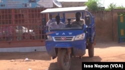 Des vidangeurs manuels d'Ouagadougou au travail, au Burkina Faso, le 11 septembre 2017. (VOA/Issa Napon)