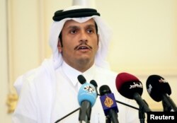 셰이크 모하마드 빈 압둘라만 알타니 카타르 외무장관이 지난 15일 도하를 방문한 장-이브 르 드리앙 프랑스 외무장관과 회담 후 기자회견을 열고 있다.