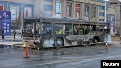 中国宁夏一辆公共汽车遭人纵火当街烧毁，伤亡惨重。