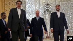U.N. Special Envoy for Syria, Staffan de Mistura, center, arrives for a meeting with Iranian Foreign Minister Mohammad Javad Zarif, as he is accompanied by deputy Foreign Minister, Hossein Amir Abdollahian, right, in Tehran, Iran, Jan 10, 2016.