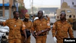 Des soldats burkinabè marchent dans une rue à Ouagadougou, Burkina Faso, le 17 janvier 2016.