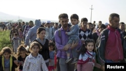 시리아 난민들이 25일 세르비아 프레셰보 인근 마을을 걷고 있다. (자료사진)