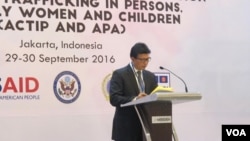 Ari Dono Sukmanto, Ketua Senior Official Meeting on Transnational Crime (SOMTC) dan Kepala Badan Reserse dan Kriminal Mabes Polri memberikan penjelasan soal kasus perdagangan orang di kawasan ASEAN di Hotel Le Meridien, Jakarta (29/9).