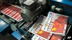 备受争议的《香港国安法》于2020年7月1日实施，当天出版的《苹果日报》头版以“恶法生效 两制盖棺”为题。（资料照：美联社）
