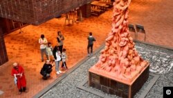香港大学校园内纪念六四屠杀的国殇之柱雕塑也成为中国访港旅客拍照的热点。