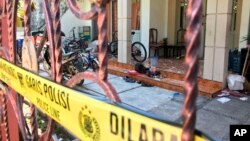 Rumah keluarga Dita Oepriarto, bomber Surabaya, yang kini ditutup oleh polisi. (AP Photo/Fadlan Syam)
