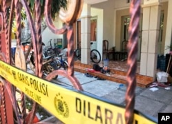 Rumah Dita Oepriarto, yang bersama keluarganya melakukan penyerangan di tiga gereja di Surabaya pada Minggu (13/5), disegel polisi, Senin, 14 Mei 2018.