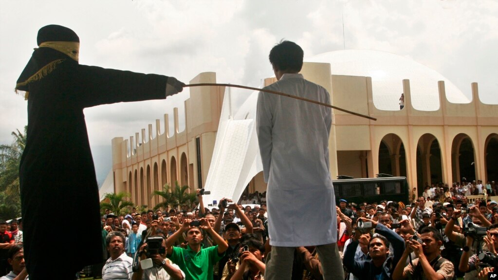 Hukum cambuk di Jantho, provinsi Aceh, 8 April 2011 (Foto: dok). 