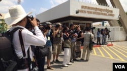 Journalists wait at Phnom Penh International airport, June 4, 2015, for the arrival of refugees from the Pacific Island of Nauru. (Phorn Bopha/VOA Khmer)