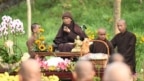 Thiền sư Thích Nhất Hạnh thưởng trà trong một buổi lễ.