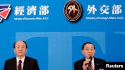 台湾经济部长张家祝（左）与外交部长林永乐出席一次记者会。（资料照）