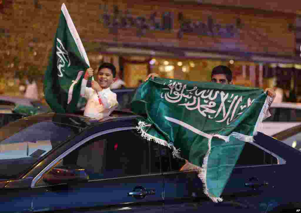 گروهی از مردم در جشن روز ملی عربستان سعودی، با پرچم این کشور در شهر ریاض. از دوازده سال پیش، هر سال در ۲۳ سپتامبر به مناسبت تأسیس پادشاهی عربستان سعودی توسط پادشاه عبدالعزیز در سال ۱۹۳۲ میلادی، در این کشور جشن گرفته می‌شود. حکومت سعودی جانشین پادشاهی حجاز و نجد شد.