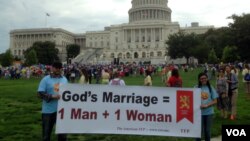 Kelompok evangelis melakukan aksi unjuk rasa menentang pernikahan sesama jenis ("anti gay marriage") di luar Gedung Kongres AS atau Capitol Hill di Washington, DC. (foto: dok).