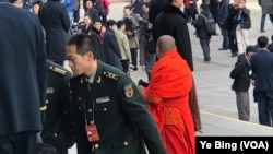 2017年3月3日下午三点，中国人民政治协商会议12届4次大会在北京人民大会堂开幕。图为来自各地的政协委员步入会场。（美国之音叶兵拍摄）