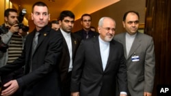 El ministro de Exteriores iraní, Javad Zarif (segundo de la derecha), llega a las conversaciones sobre el programa nuclear de Irán, en Ginebra.