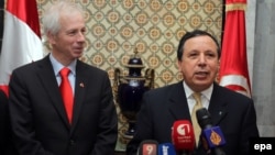 Le ministre des Affaires étrangères tunisien Khemais Jhinaoui, à droite, et son homologue canadien Stéphane Dion, à gauche, donnent une conférence de presse conjointe au ministère des Affaires étrangères à Tunis, en Tunisie, 21 mai 2016. epa / MOHAMED Me