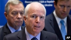ສະມາຊິກສະພາສູງ John McCain ຂະນະກ່າວຕໍ່ນັກຂ່າວ ຢູ່ນະຄອນຫລວງ Kyiv, ວັນທີ 15 ມີນາ 2014.