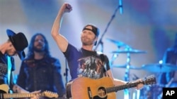 Dierks Bentley performing at the American Country Awards in 2012.