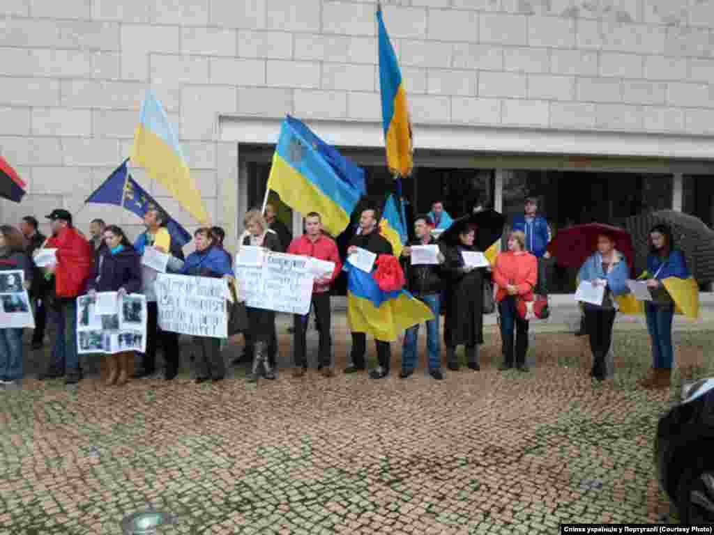 Лісабон &quot;У ваших силах допомогти нам вже зараз і структурно. Припиніть підживляти те, що спонукало нас до міграції, а Україну - до можливого кровопролиття. Припиніть приймати награбовані прибічниками Януковича в українського народу кошти у ваші банки, продавати їм нерухомості, надавати їм захист від справедливого гніву власного народу&quot;.