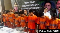 Para pelaku perdagangan satwa liar ditangkap Polda Jawa Timur (foto: VOA/Petrus Riski)