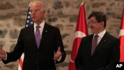 El vicepresidente Joe Biden, junto al primer ministro de Turquía Ahmet Davutoglu, antes de la reunión privada.