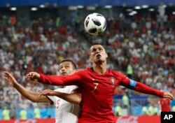 El portugués Cristiano Ronaldo, a la derecha, y el iraní Omid Ebrahimi desafían el balón durante el partido del grupo B entre Irán y Portugal en la Copa Mundial de fútbol 2018 en el Mordovia Arena en Saransk, Rusia, el lunes 25 de junio de 2018. (AP Photo / Pavel Golovkin)