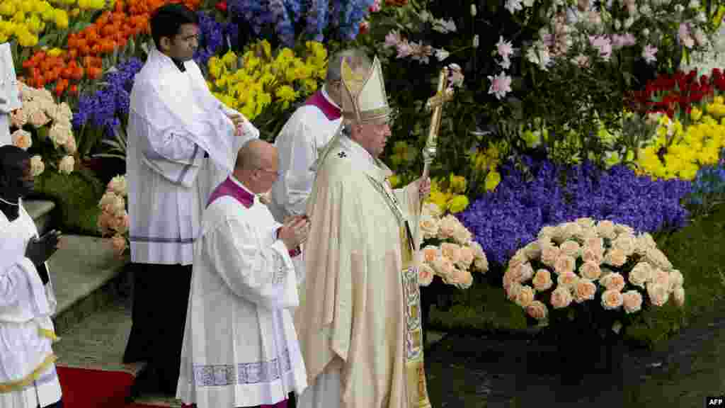 Le pape Francis marche sur la place Saint-Pierre, au Vatican, avant la messe de Pâques,&nbsp;le 16 avril 2017.