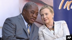US Secretary of State Hillary Clinton talks with Zambia's President Rupiah Banda during her visit to the newly opened University Teaching Hospital Pediatric Centre of Excellence, in Lusaka, Zambia, June 11, 2011