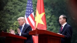 Tổng thống Mỹ Donald Trump phat biểu trong khi Chủ tịch Việt Nam Trần Đại Quang lắng nghe trong một cuộc họp báo tại Phủ Chủ tịch ở Hà Nội, ngày 12 tháng 10, 2017. 