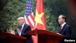 Ông Trump trong cuộc họp báo với Chủ tịch Trần Đại Quang ở Hà Nội hôm 12/11.