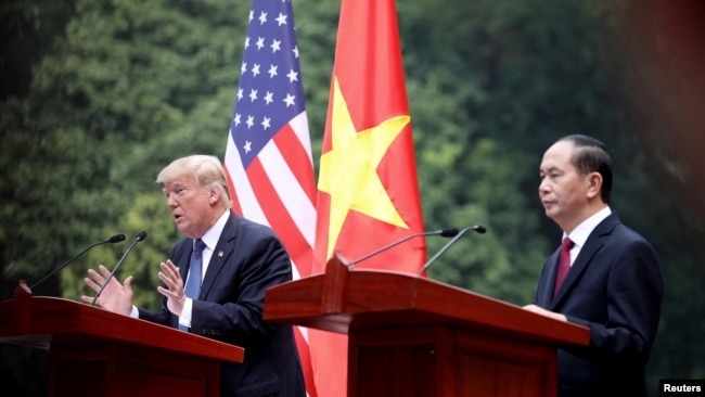 Ông Trump trong cuộc họp báo với Chủ tịch Trần Đại Quang ở Hà Nội hôm 12/11.