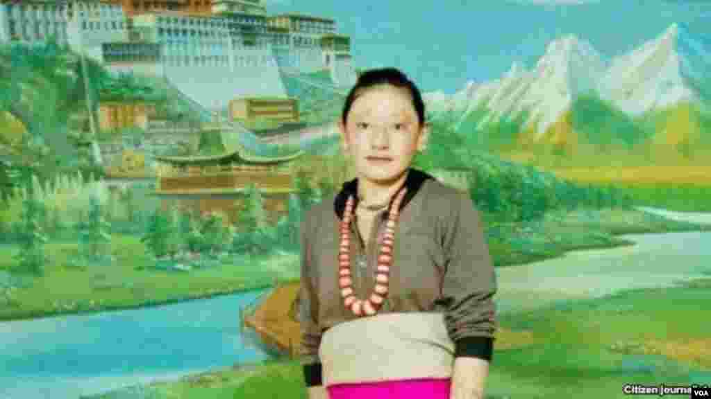 ນາງ Tamding Tso ແມ່ ໄວ 23 ປີ ໄດ້ຈູດເຜົາຕົນເອງໃນເມືອງ Rebkong ທາງພາກຕາເວັນອອກຂອງທິເບດ ໃນວັນທີ 8 ພະຈິກ 2012. ພວກເຫັນເຫດ ການກ່າວວ່າ ໃນຂະນະທີ່ນາງຈູດເຜົາຕົນເອງຢູ່ນັ້ນນາງໄດ້ຂໍຮ້ອງ ໃຫ້ອົງດາໄລລາມະກັບຄືນມາທິເບດ.