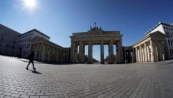 Her zaman kalabalık olan Berlin'in turistik Brandenburg kapısı