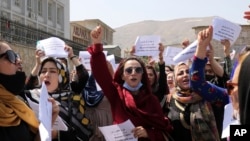Mujeres participan en una protesta para exigir derechos bajo el gobierno talibán, en Kabul, Afganistán, el 3 de septiembre de 2021.