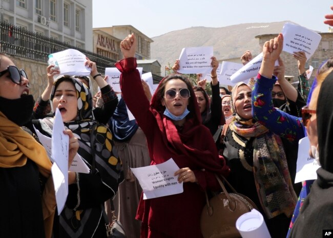 Aksi protes perempuan Afghanistan menuntut hak di bawah kekuasaan Taliban di Kabul, 3 September 2021. (AP Photo/Wali Sabawoon)