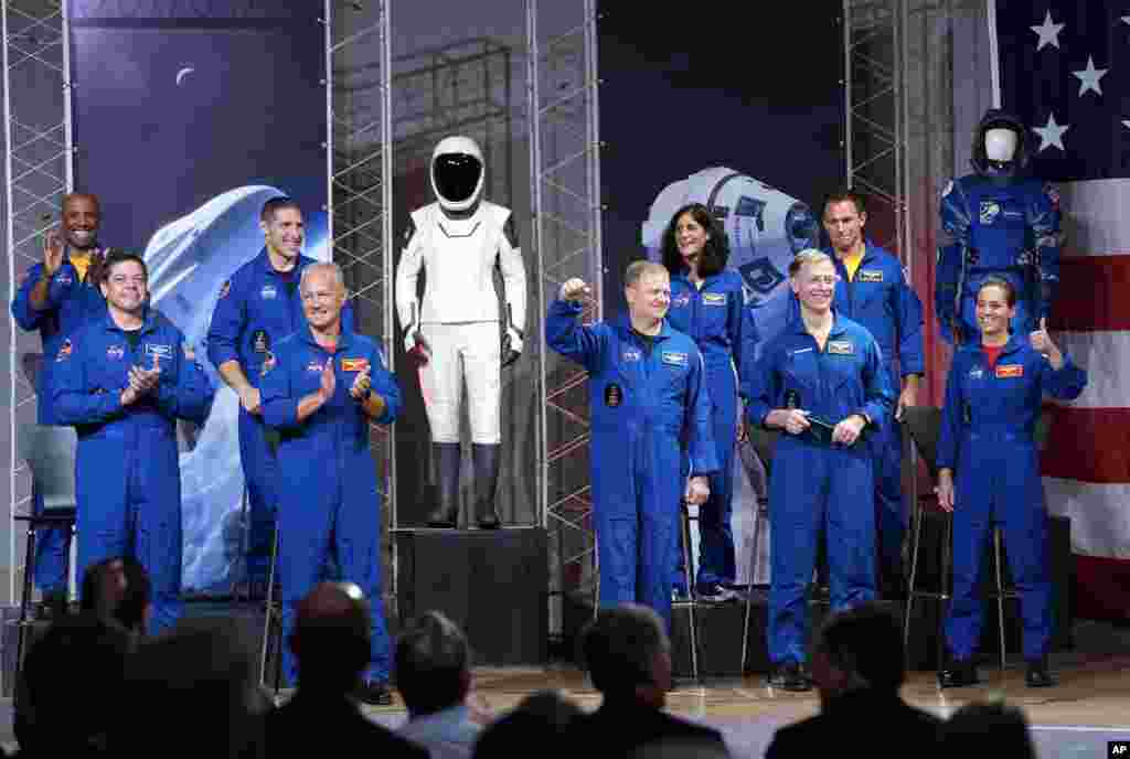 미국 휴스턴주 나사(NASA) 스페이스 센터에서 민간 우주선에 탑승할 9명의 우주 비행사들이 소개되고 있다.