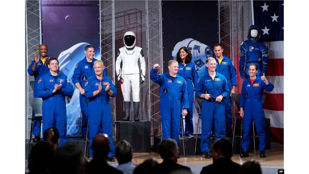 De izquierda a derecha los astronautas Victor Glover, Robert Behnken, Michael Hopkins, Douglas Hurley, Eric Boe, Sunita Williams, Christopher Ferguson, Josh Cassada y Nicole Mann son presentados en un evento de la NASA para anunciar que volarán al espacio en una cápsula SpaceX Dragon.