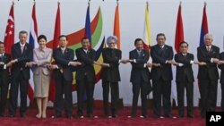 အာဆီယံနိုင်ငံခါင်းဆောင်များကို အိန္ဒိယနိုင်ငံတွင်ကျင်းပတဲ့ အာဆီယံအစည်းအဝေးတွင် တွေ့ရစဉ်က ။ (ဒီဇင်ဘာ ၂၀၊ ၂၀၁၂)