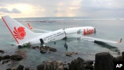 Badan pesawat Boeing 737 milik Lion Air yang jatuh, nampak terapung di perairan Selat Bali, Indonesia, Sabtu (13/4). 