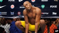 Võ sĩ Anderson Silva khởi động trước trận đấu của vòng UFC 162. 