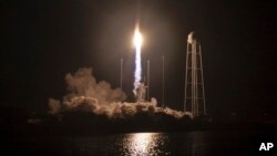 El cohete Antares de Orbital ATK, con la nave de carga Cygnus, fue lanzado desde la instalación de vuelos espaciales de la NASA en Wallops Island, Virgnia, el lunes, 17 de octubre, de 2016.