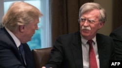 El asesor de seguridad nacional de Estados Unidos, John Bolton (derecha), viajará a Moscú para planear una posible cumbre entre los presidentes Donald Trump y Vladimir Putin.