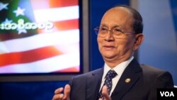 El presidente de Birmania,Thein Sein, participa en un cabildo abierto en los estudios de la Voz de América, en Washington. [Foto: Alison Klein, VOA.]