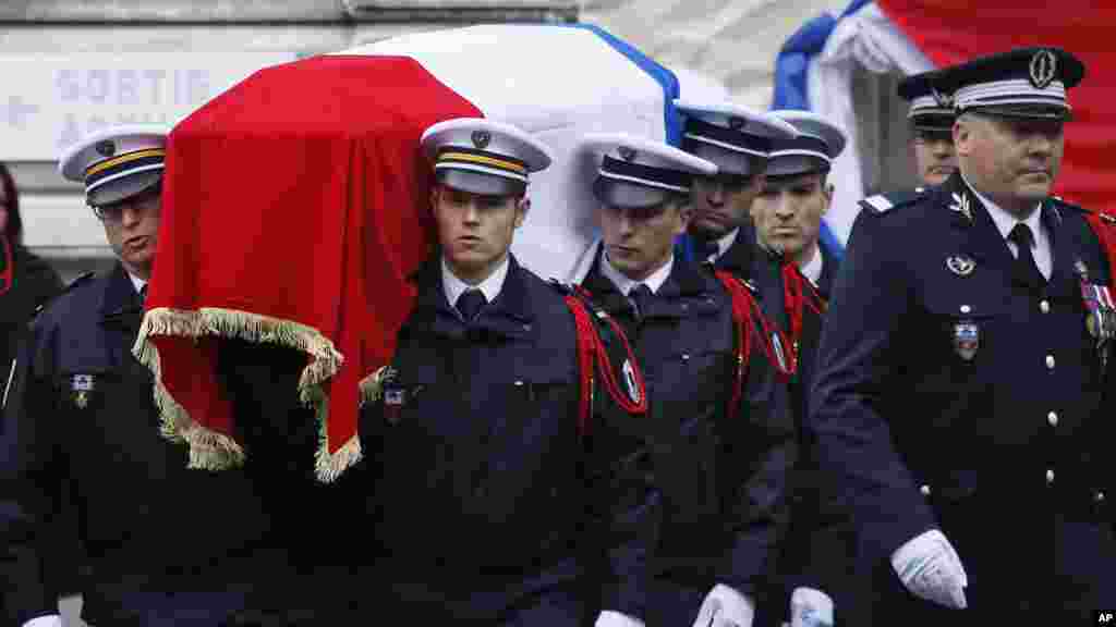 Des officiers de police transportent le cercueil de Xavier Jugelé, lors d'une cérémonie organisée à la préfecture de police de Paris, le 25 avril 2017.