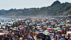 Banhistas na praia de Bournemouth, sul da Inglaterra, 25 junho, 2020.