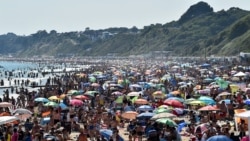 Banhistas na praia de Bournemouth, sul da Inglaterra, 25 junho, 2020.