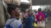 Les résidents de la région de l'Ouest au Cameroun arrivent au terminal de bus de Buéa suite à de nouveaux affrontements dans la région anglophone agitée, le 15 juillet 2018.