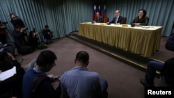 Bộ trưởng Ngoại giao Đài Loan David Lee (giữa) phát biểu tại một cuộc họp báo sau khi Sao Tome and Principle cắt đứt quan hệ với Đài Loan, ở Đài Bắc, ngày 21/12/2016.