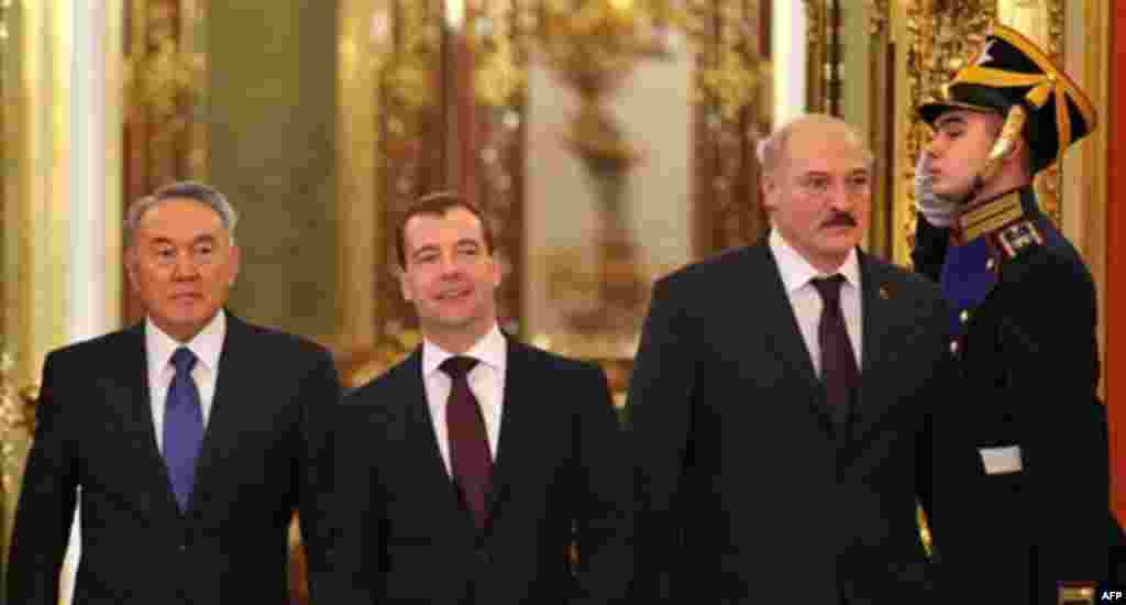 Russian President Dmitry Medvedev, center, Belarusian President Alexander Lukashenko and Kazakhstan's President Nursultan Nazarbayev, left, take part in the meeting of heads of states of the Supreme Eurasian Economic Council, in the Moscow Kremlin, Moscow