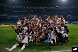 Los jugadores de River Plate de Argentina celebran con el trofeo después de derrotar a Boca Juniors de Argentina por 3-1 en el partido de fútbol final de la Copa Libertadores en el estadio Santiago Bernabeu en Madrid, España, el domingo 9 de diciembre de 2018.